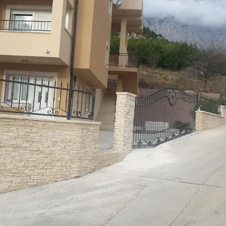 Ferdo 2 * Makarska